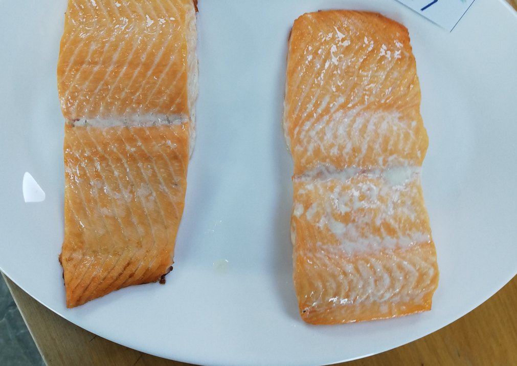 Comparación de porciones de salmón cocido: tratada con ANPEIX 100 PLUS SP (izquierda) vs control (derecha)