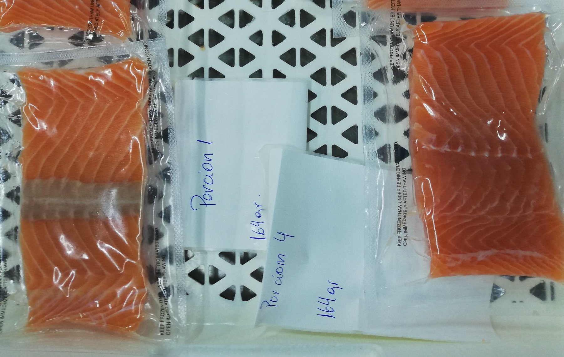 Porciones de salmón envasadas al vacío durante evaluación con ANPEIX 100 PLUS SP