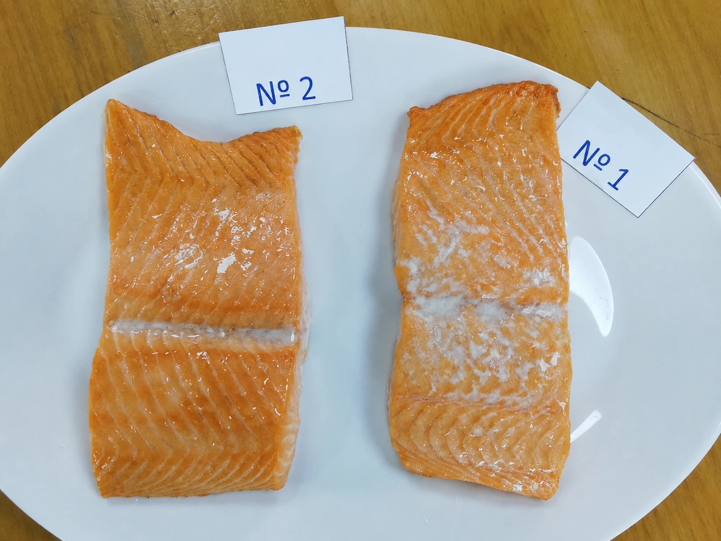 Comparación de porciones de salmón con etiquetas numeradas