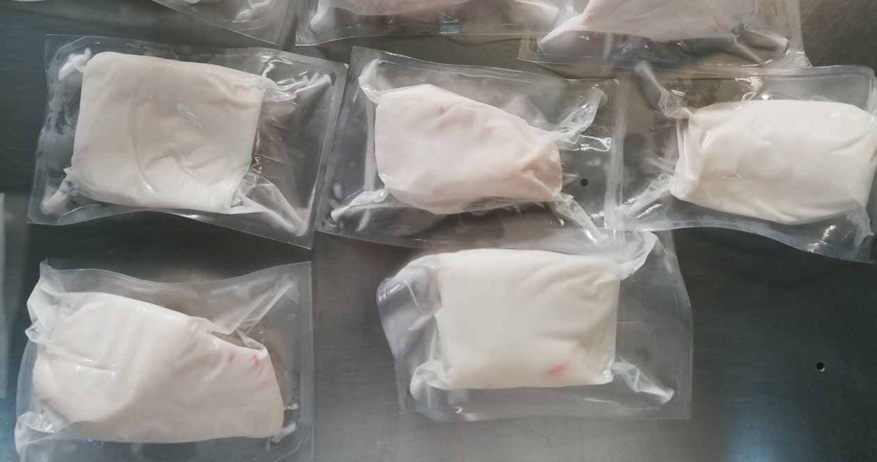 Porciones de bacalao de profundidad envasadas al vacío, blanco brillante post tratamiento con ANPEX 200 TG/SP