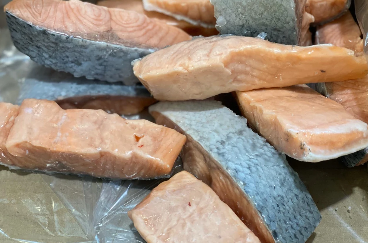 Porciones de salmón congeladas tras 6 meses, con glaseo estable