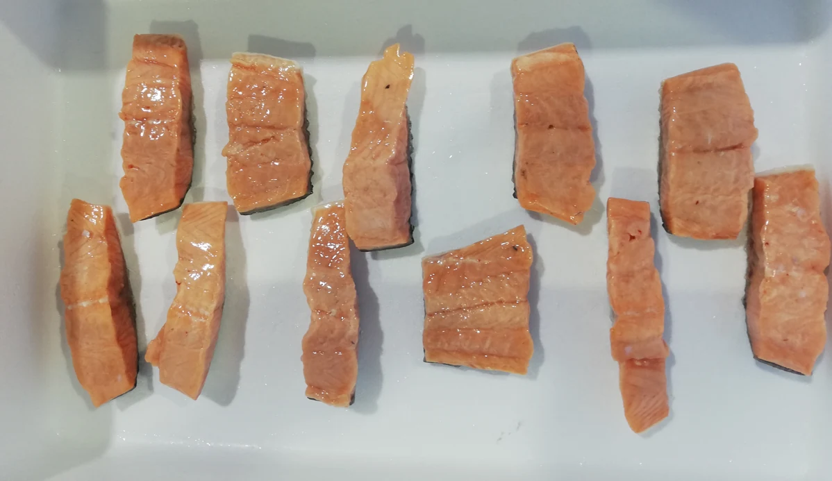 Porciones de salmón terminadas listas para almacenamiento en cámara